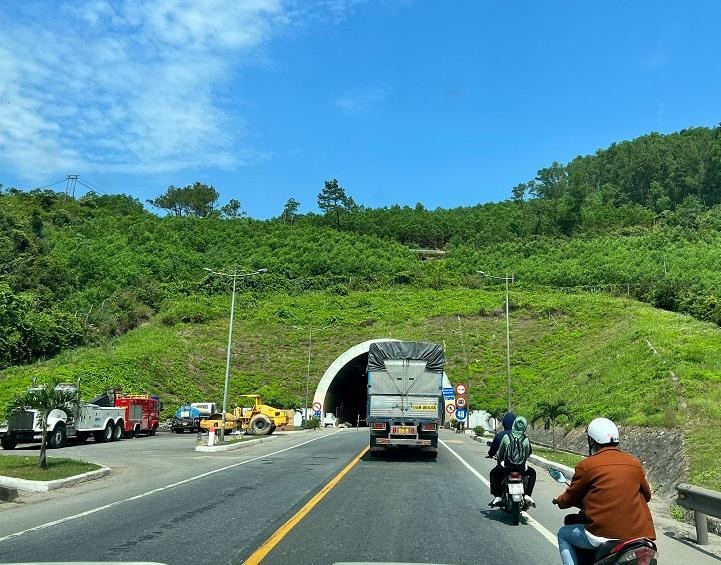 Tuyến Quốc lộ 14B qua địa phận Đà Nẵng, đoạn từ Túy Loan đến giáp tỉnh Quảng Nam hiện rất chật hẹp, tiềm ẩn nguy cơ tai nạn giao thông. Ảnh: THÀNH LÂN (Báo Đà Nẵng). Tuyến Quốc lộ 14B qua địa phận Đà Nẵng, đoạn từ Túy Loan đến giáp tỉnh Quảng Nam hiện rất chật hẹp, tiềm ẩn nguy cơ tai nạn giao thông. Ảnh: THÀNH LÂN (Báo Đà Nẵng).