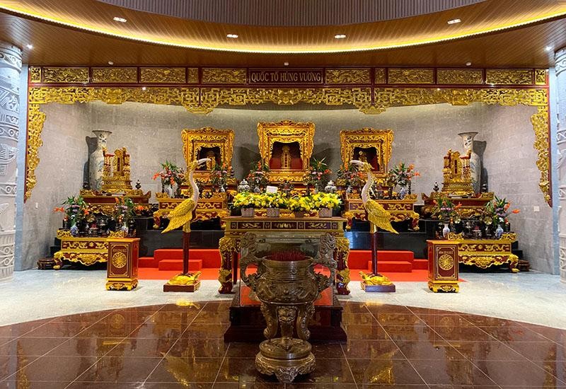 Gian thờ Quốc Tổ Hùng Vương ở trung tâm của Đền chính. Gian thờ Quốc Tổ Hùng Vương ở trung tâm của Đền chính.