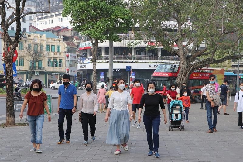 Mặc dù mới mở của trở lại được 1 tuần nhưng khu vực quanh Hồ Gươm dường như đã tìm lại sự sôi động và tấp nập trước dịch, thành phố đang phần nào tìm lại sức sống cho nền “kinh tế đêm” ở khu vực trung tâm. (Ảnh: Phương Linh)