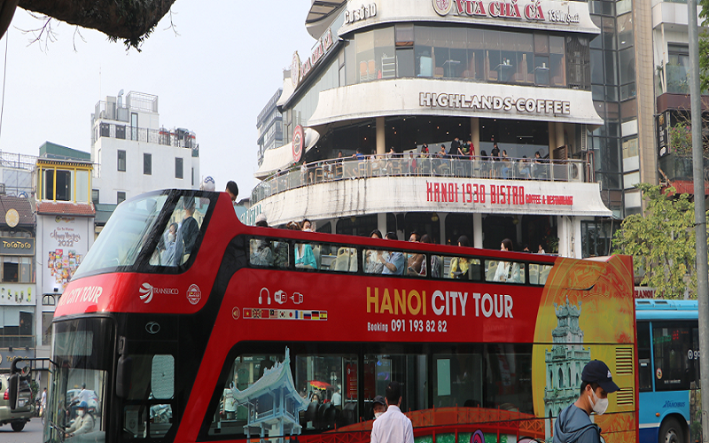 Các hàng quán và dịch vụ xe bus tour quanh vòng hồ thu hút đông người dân. (Ảnh: Phương Linh)