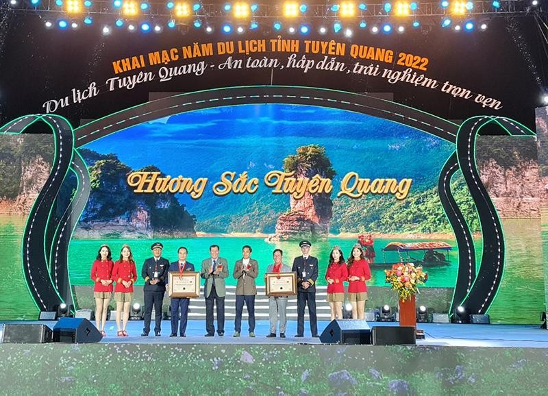 Anh hùng vũ trụ Phạm Tuân, Thường trực Hội đồng tư vấn Tổ chức Kỷ lục Việt Nam trao bằng xác nhận kỷ lục Lễ hội khinh khí cầu quốc tế lớn nhất Việt Nam cho tỉnh Tuyên Quang và Hãng hàng không Vietjet.