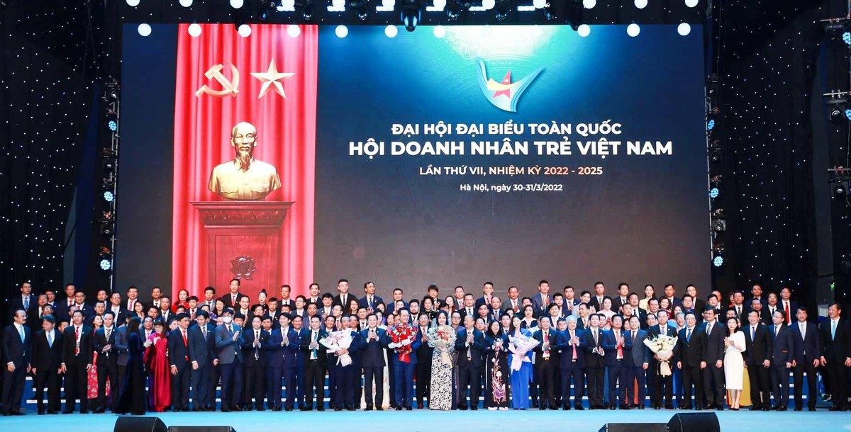 Đại diện các thế hệ doanh nhân của Hội Doanh nhân trẻ Việt Nam. Đại diện các thế hệ doanh nhân của Hội Doanh nhân trẻ Việt Nam.