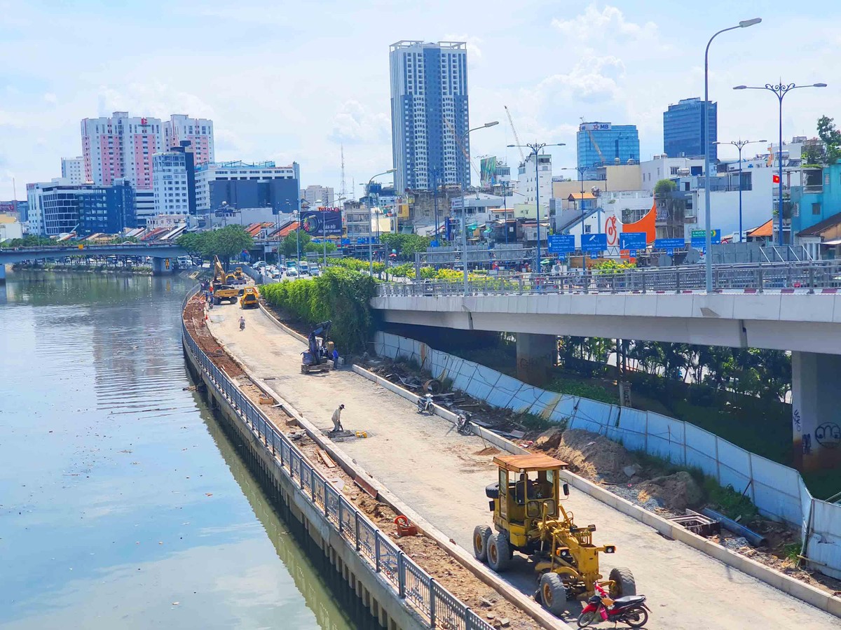 Thi công đường Song Hành Võ Văn Kiệt.Người dân khi tham gia giao thông trên tuyến đường này sẽ an toàn và thuận tiện khi vào trung tâm thành phố.