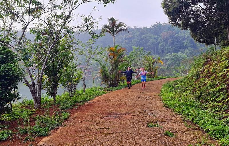 Du khách chạy bộ buổi sáng quanh hồ Đắk Ke. (Ảnh: Hồ Hạ) Du khách chạy bộ buổi sáng quanh hồ Đắk Ke. (Ảnh: Hồ Hạ)