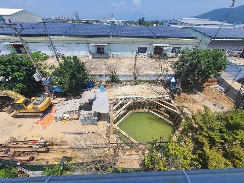 Vị trí thi công làm nứt nẻ nhà dân nằm giữa đường Trần Nhân Tông, phường Thọ Quang, quận Sơn Trà, Đà Nẵng. Ảnh: Nhiệt Băng Vị trí thi công làm nứt nẻ nhà dân nằm giữa đường Trần Nhân Tông, phường Thọ Quang, quận Sơn Trà, Đà Nẵng. Ảnh: Nhiệt Băng