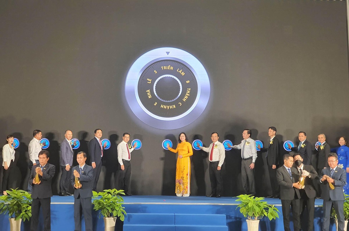 Lễ khánh thành Nhà Triển lãm B. Lễ khánh thành Nhà Triển lãm B.