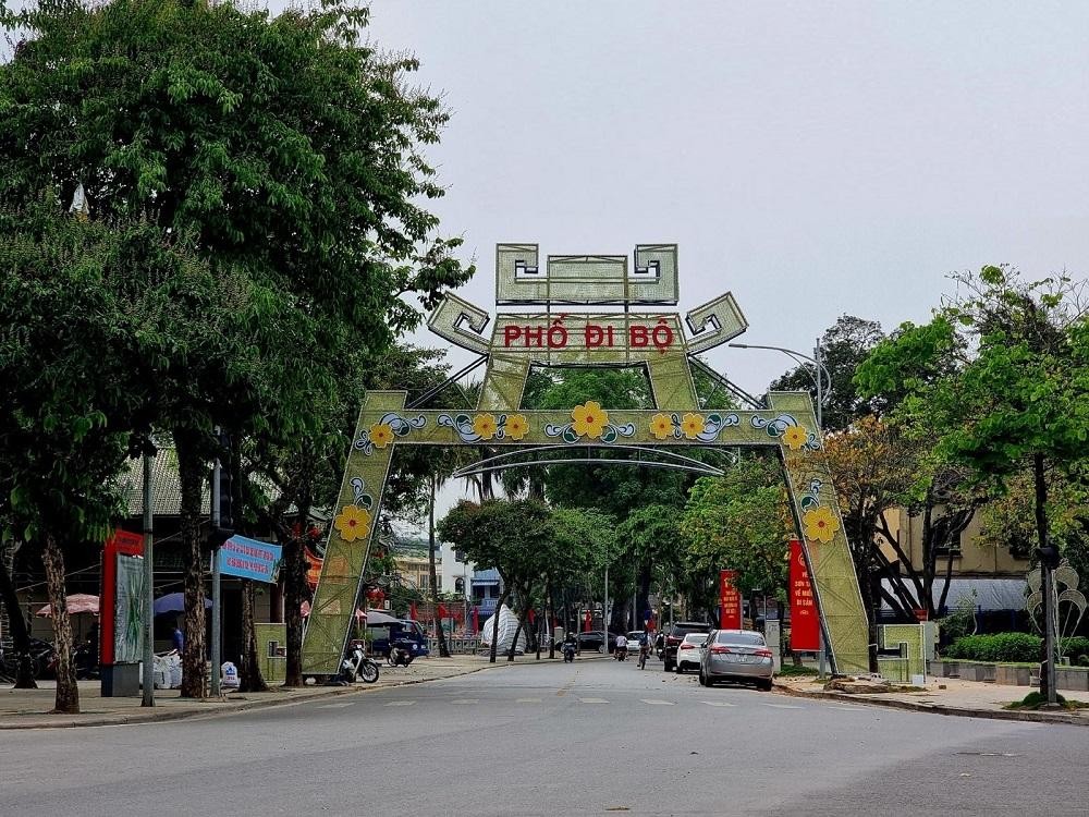 Trang trí cổng tuyến phố đi bộ. (Ảnh: Phương Linh) Trang trí cổng tuyến phố đi bộ. (Ảnh: Phương Linh)