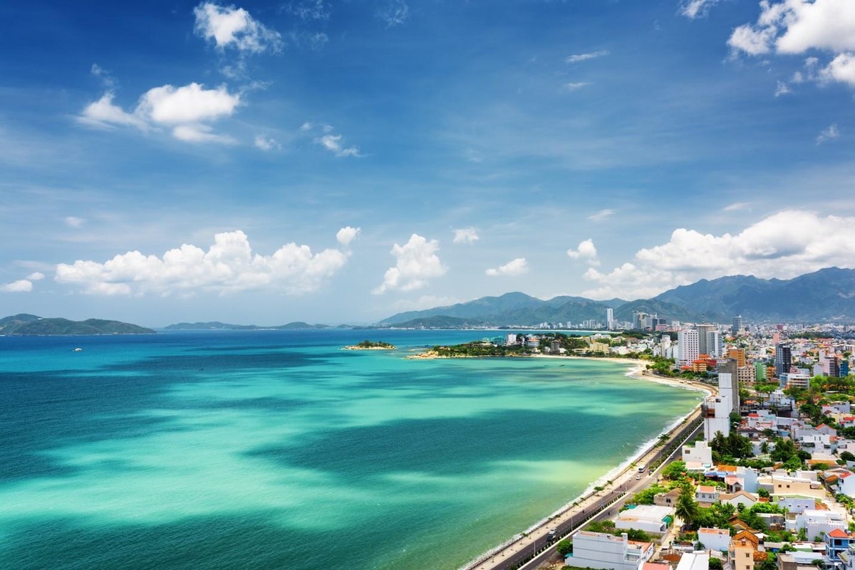 TP Nha Trang với lợi thế sở hữu cảnh quan thiên nhiên đẹp, bờ biển dài. Ảnh: Shutterstock TP Nha Trang với lợi thế sở hữu cảnh quan thiên nhiên đẹp, bờ biển dài. Ảnh: Shutterstock