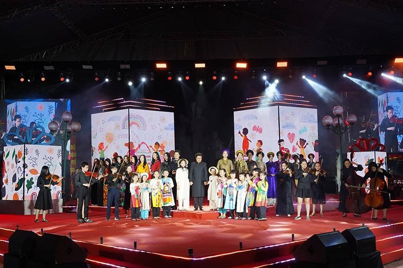 Trình diễn áo dài tại Lễ khai mạc. Trình diễn áo dài tại Lễ khai mạc.