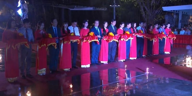 Các đại biểu thực hiện nghi thức cắt băng khánh thành Hệ thống các công trình điện chiếu sáng và âm thanh tại Nghĩa trang Liệt sĩ Quốc gia Trường Sơn (Ảnh: K.T)