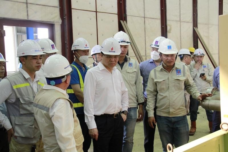 Kiểm tra tiến độ đấu nối, chạy thử hệ thống turbine - máy phát của Tổ máy số 1. Ảnh: Petrotimes