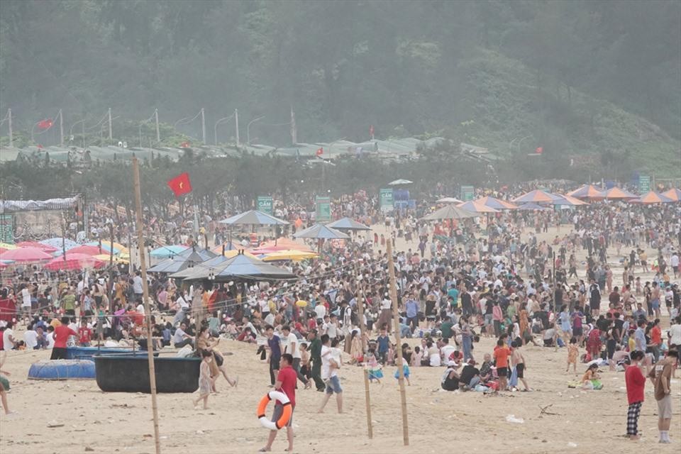 Lễ hội du lịch biển 2022 với chủ đề “Hà Tĩnh - Âm vang biển” đã thu hút hàng vạn du khách đổ về biển Thiên Cầm hưởng ứng... Lễ hội du lịch biển 2022 với chủ đề “Hà Tĩnh - Âm vang biển” đã thu hút hàng vạn du khách đổ về biển Thiên Cầm hưởng ứng...