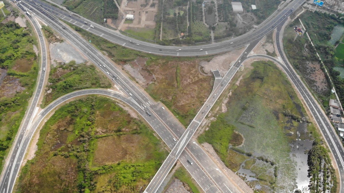 Hạ tầng giao thông chưa tương xứng là hạn chế lớn nhất, khiến Đồng bằng sông Cửu Long chưa sánh kịp các vùng, miền khác. Ảnh: Lê Toàn Hạ tầng giao thông chưa tương xứng là hạn chế lớn nhất, khiến Đồng bằng sông Cửu Long chưa sánh kịp các vùng, miền khác. Ảnh: Lê Toàn