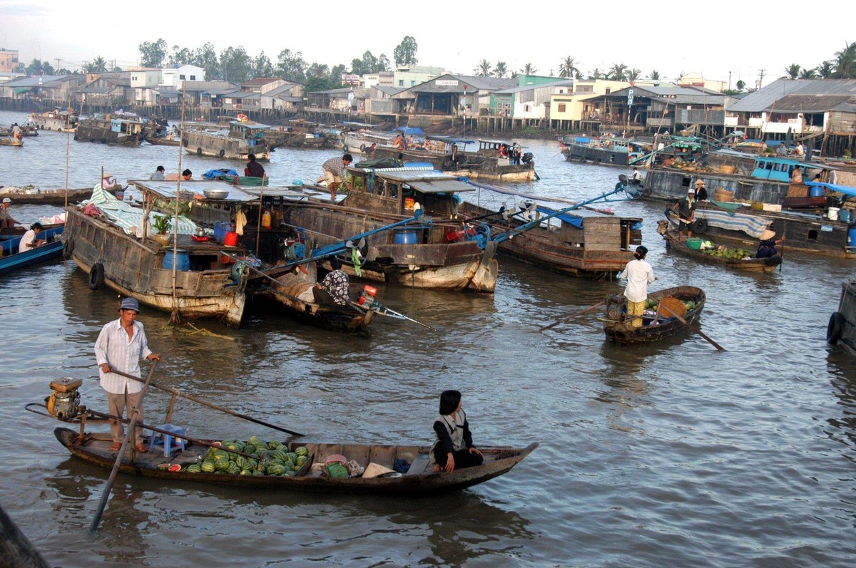 Dù tiềm năng cảng biển và dịch vụ logistics rất lớn, nhưng vẫn chưa được phát triển xứng tầm để đáp ứng nhu cầu của hoạt động sản xuất và tiêu thụ hàng hóa chủ lực của vùng. Ảnh: Lê Toàn