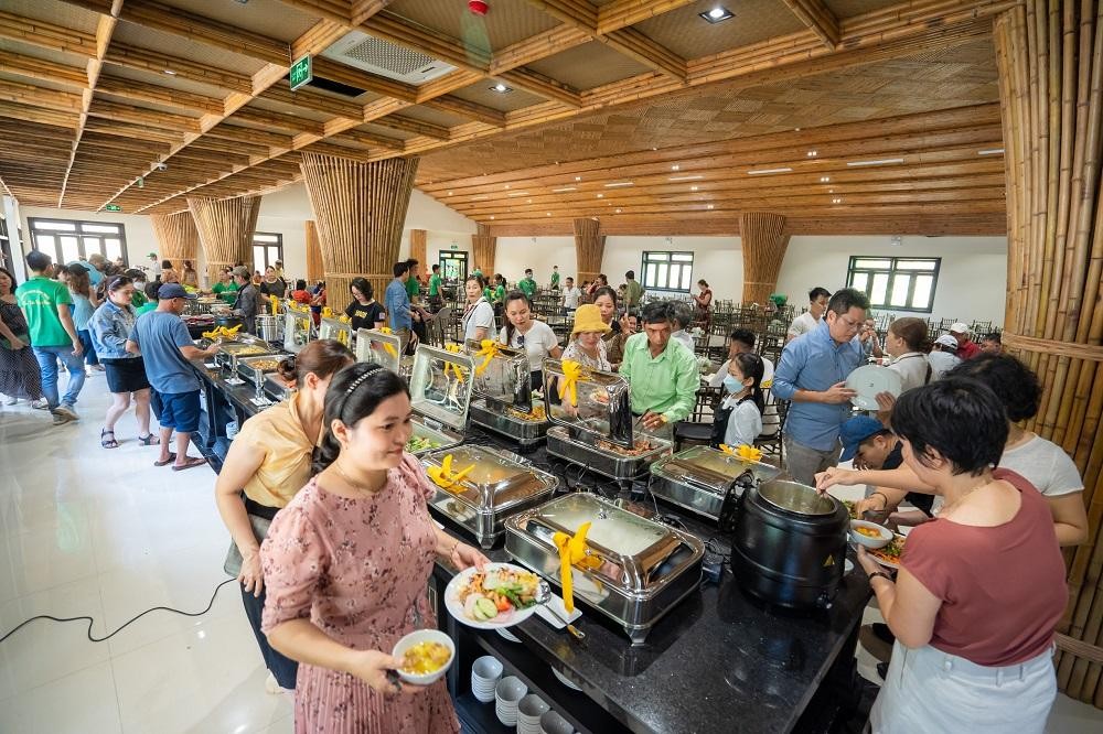 Du khách trải nghiệm dịch vụ tại Khu du lịch Cổng Trời Đông Giang. Du khách trải nghiệm dịch vụ tại Khu du lịch Cổng Trời Đông Giang.