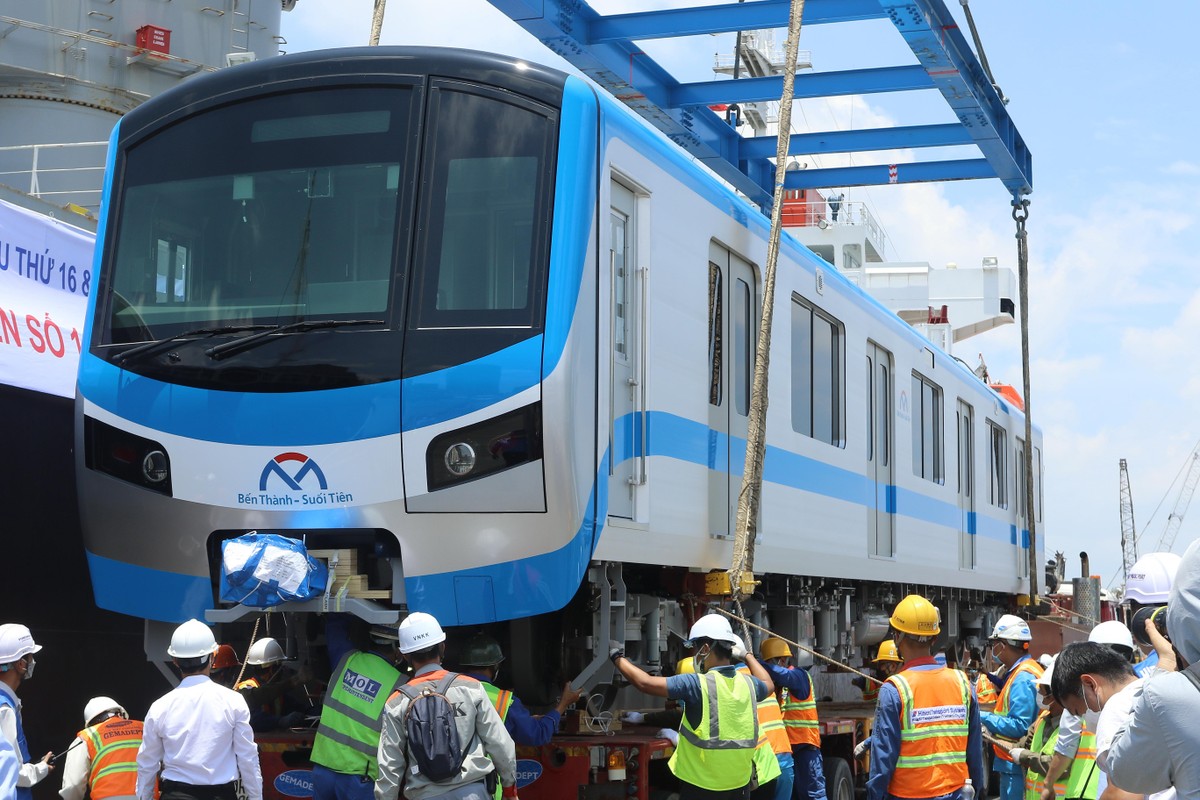 Tàu được đặt lên xe siêu trường siêu trọng và di chuyển tới Depot Long Bình. Tàu được đặt lên xe siêu trường siêu trọng và di chuyển tới Depot Long Bình.