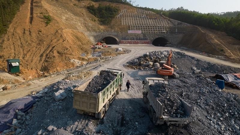 Thi công hầm Trường Vinh trên cao tốc Bắc - Nam phía Đông đoạn Nghi Sơn - Diễn Châu Thi công hầm Trường Vinh trên cao tốc Bắc - Nam phía Đông đoạn Nghi Sơn - Diễn Châu