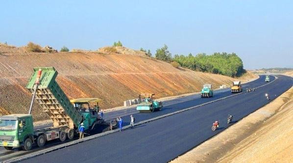 Đoạn cao tốc đang được thảm nhựa mặt đường do nhà thầu liên danh Vinaconex-Trung Chính thi công.