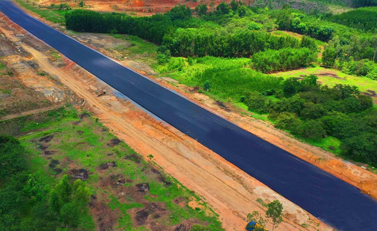 Dự án được xây dựng theo tiêu chuẩn đường cao tốc loại A, vận tốc thiết kế 120km/giờ. Quy mô mặt cắt ngang giai đoạn phân kỳ là 4 làn xe, bề rộng nền 25m, với 6 nút giao và 65 cầu (18 cầu trên cao tốc, 47 cầu vượt).