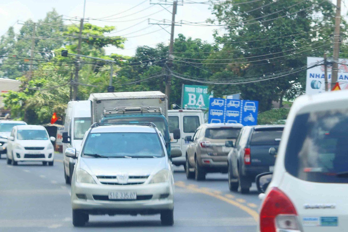 Song song với tuyến cao tốc này là quốc lộ 1, hiện đang quá tải.Tuyến cao tốc này khi vào vận hành sẽ giảm tải rất lớn cho quốc lộ 1, kết nối các tỉnh miền Trung với vùng Đông Nam Bộ gần nhau hơn.