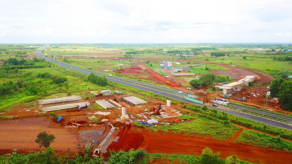 Hình dáng dường dẫn tại công trường nút giao giữa dự án Dầu Giây – Phan Thiết và Dầu Giây – Long Thành chuẩn bị kết nối.