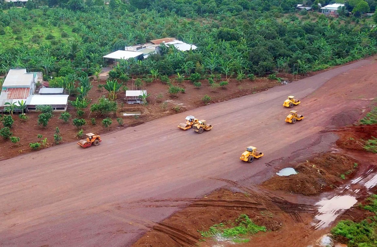 Những ngày này, trên công trường nhộn nhịp cảnh người và xe cơ giới thi công để kịp tiến độ.