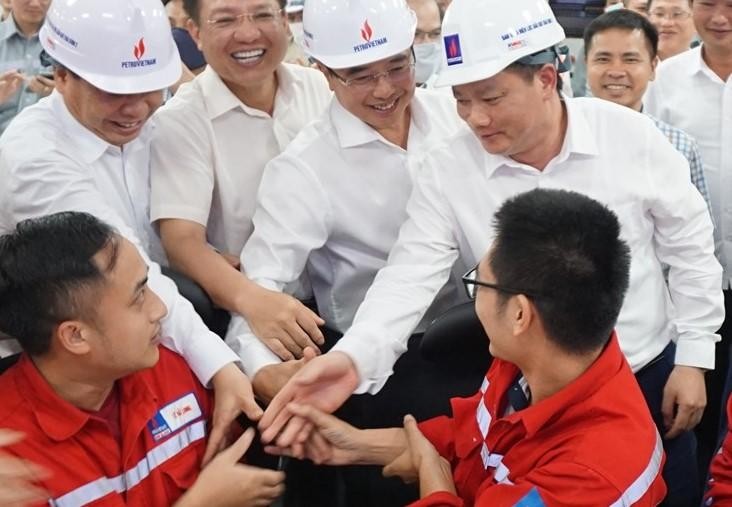 Chủ tịch HĐTV Petrovietnam Hoàng Quốc Vượng (hàng đứng, thứ hai bên phải) trong ngày hòa lưới điện Tổ máy số 1 Nhiệt điện Thái Bình 2