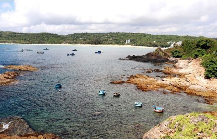 Gềnh Đá Đĩa Phú Yên nhìn từ trên núi phía Đông Gềnh Đá Đĩa Phú Yên nhìn từ trên núi phía Đông