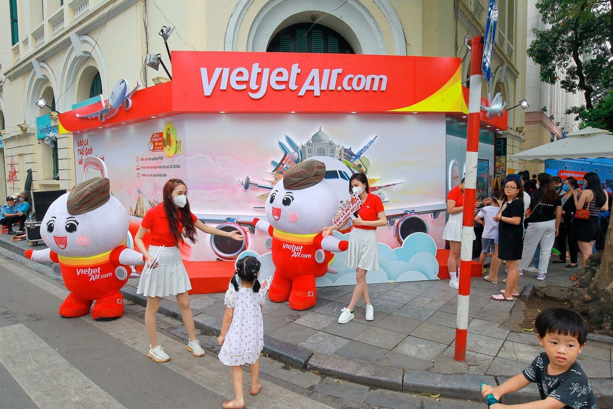 Tham gia lễ hội còn có sự góp mặt của Tổng cục Du lịch Thái Lan và gần 100 doanh nghiệp. Trong đó có các doanh nghiệp lớn như Hãng hàng không quốc gia Vietnam Airlines, Tổng công ty du lịch Hà Nội, Câu lạc bộ Du lịch Thủ đô… Tham gia lễ hội còn có sự góp mặt của Tổng cục Du lịch Thái Lan và gần 100 doanh nghiệp. Trong đó có các doanh nghiệp lớn như Hãng hàng không quốc gia Vietnam Airlines, Tổng công ty du lịch Hà Nội, Câu lạc bộ Du lịch Thủ đô…