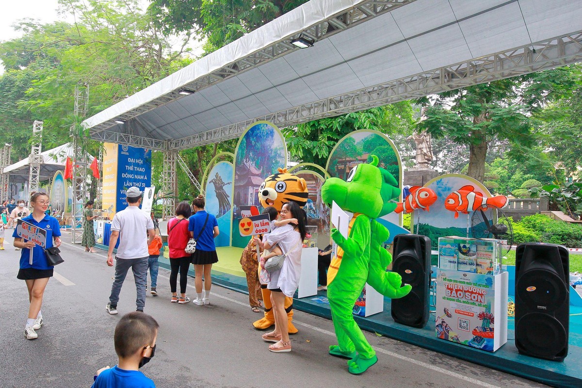 Các gian hàng trang trí rất bắt mắt để mời khách. Các gian hàng trang trí rất bắt mắt để mời khách.