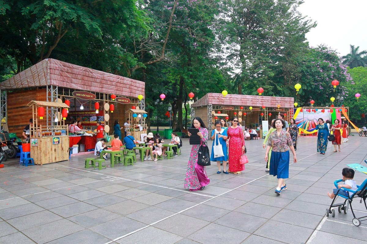 Không gian giới thiệu làng nghề - ẩm thực Hà Nội được bố trí tại khu vực nhà Bát Giác, không gian này sẽ giới thiệu một số sản phẩm làng nghề truyền thống như sơn mài mỹ thuật, sừng mỹ nghệ Thụy Ứng, thêu tay truyền thống. Không gian giới thiệu làng nghề - ẩm thực Hà Nội được bố trí tại khu vực nhà Bát Giác, không gian này sẽ giới thiệu một số sản phẩm làng nghề truyền thống như sơn mài mỹ thuật, sừng mỹ nghệ Thụy Ứng, thêu tay truyền thống.