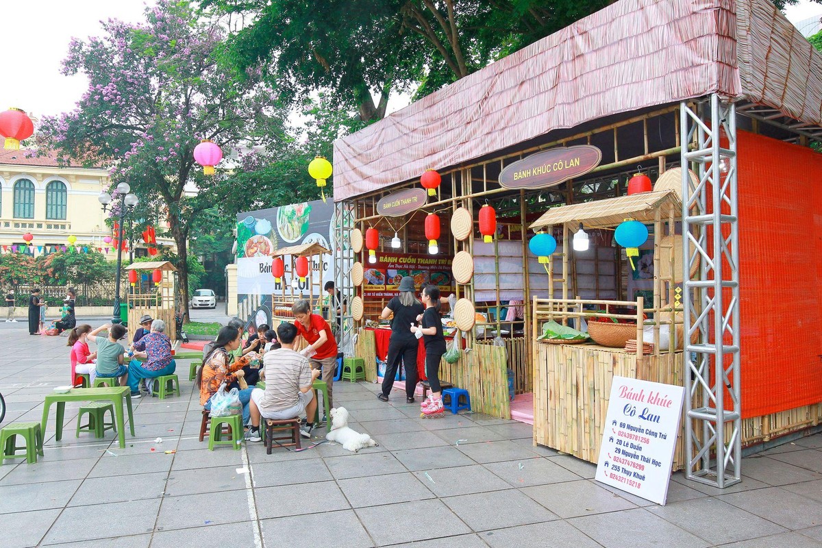 món ăn đặc trưng của Hà Nội như bánh cuốn Thanh Trì, nem Phùng, bánh tẻ Sơn Tây, bánh cốm hàng than, trà sen Hồ Tây… Tại đây sẽ có các chương trình giao lưu với các nghệ nhân, chuyên gia ẩm thực hàng đầu về văn hóa ẩm thực Hà Nội. món ăn đặc trưng của Hà Nội như bánh cuốn Thanh Trì, nem Phùng, bánh tẻ Sơn Tây, bánh cốm hàng than, trà sen Hồ Tây… Tại đây sẽ có các chương trình giao lưu với các nghệ nhân, chuyên gia ẩm thực hàng đầu về văn hóa ẩm thực Hà Nội.