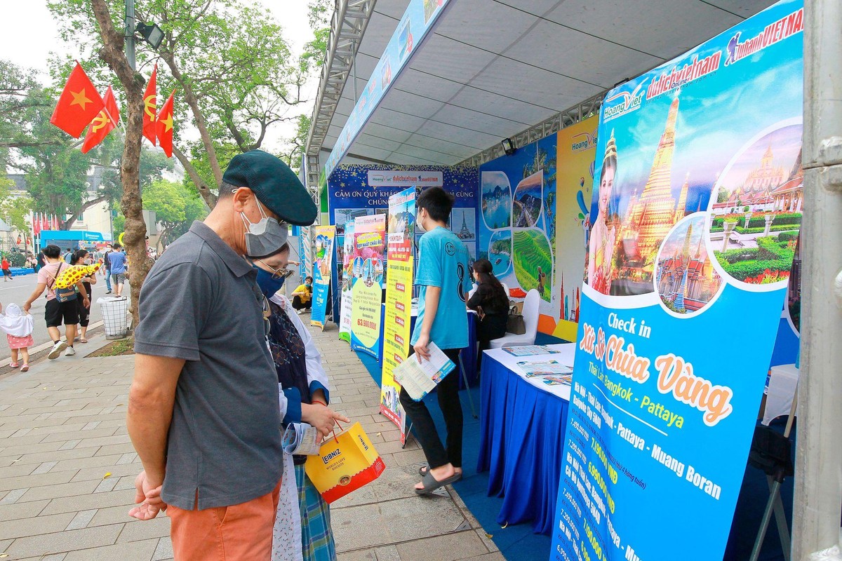 Tại đây, thành phố Hà Nội huy động và động viên các doanh nghiệp đưa ra các sản phẩm kích cầu du lịch khuyến mại để du khách có cơ hội được sử dụng dịch vụ tốt với giá hấp dẫn nhất. Tại đây, thành phố Hà Nội huy động và động viên các doanh nghiệp đưa ra các sản phẩm kích cầu du lịch khuyến mại để du khách có cơ hội được sử dụng dịch vụ tốt với giá hấp dẫn nhất.