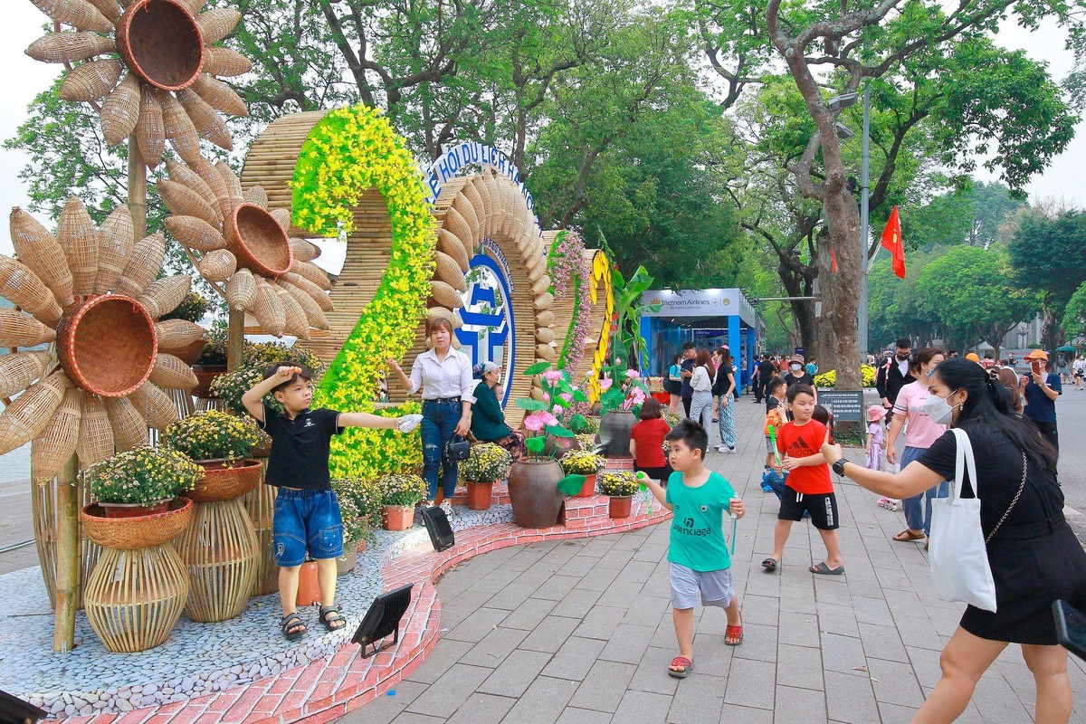 Ngay sau Lễ hội Du lịch Hà Nội, Lễ hội Ẩm thực và Du lịch làng nghề Hà Nội năm 2022 sẽ được tổ chức từ ngày 19 - 23/5/2022 tại Khu vực vỉa hè phố Lê Quang Đạo, quận Nam Từ Liêm. Ngay sau Lễ hội Du lịch Hà Nội, Lễ hội Ẩm thực và Du lịch làng nghề Hà Nội năm 2022 sẽ được tổ chức từ ngày 19 - 23/5/2022 tại Khu vực vỉa hè phố Lê Quang Đạo, quận Nam Từ Liêm.