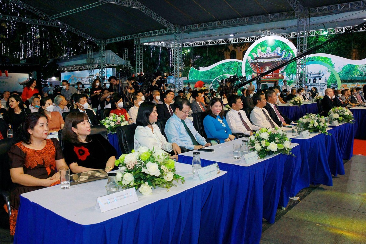 Lễ hội được tổ chức trong thời gian diễn ra SEA Games 31 sẽ là cơ hội tốt để giới thiệu điểm đến du lịch Hà Nội an toàn, thân thiện, chất lượng, hấp dẫn cùng các sản phẩm, dịch vụ du lịch đa dạng tới bạn bè trong nước và quốc tế. Lễ hội được tổ chức trong thời gian diễn ra SEA Games 31 sẽ là cơ hội tốt để giới thiệu điểm đến du lịch Hà Nội an toàn, thân thiện, chất lượng, hấp dẫn cùng các sản phẩm, dịch vụ du lịch đa dạng tới bạn bè trong nước và quốc tế.