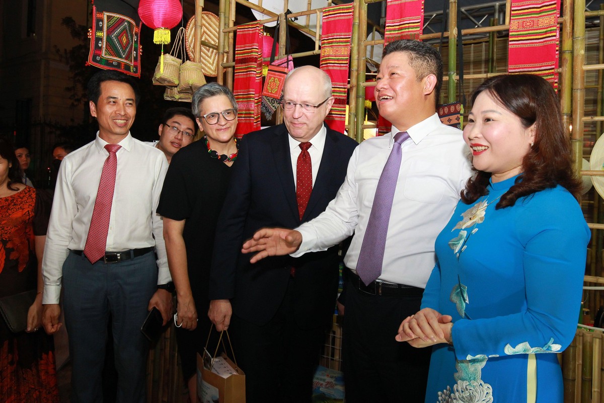 Các đại biểu đã đi thăm các gian hàng sau Lễ khai mạc. Các đại biểu đã đi thăm các gian hàng sau Lễ khai mạc.