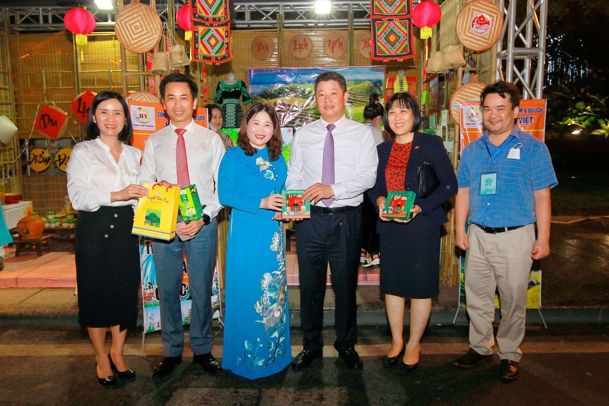 Chụp ảnh lưu niệm cùng các lãnh đạo và doanh nghiệp địa phương Chụp ảnh lưu niệm cùng các lãnh đạo và doanh nghiệp địa phương