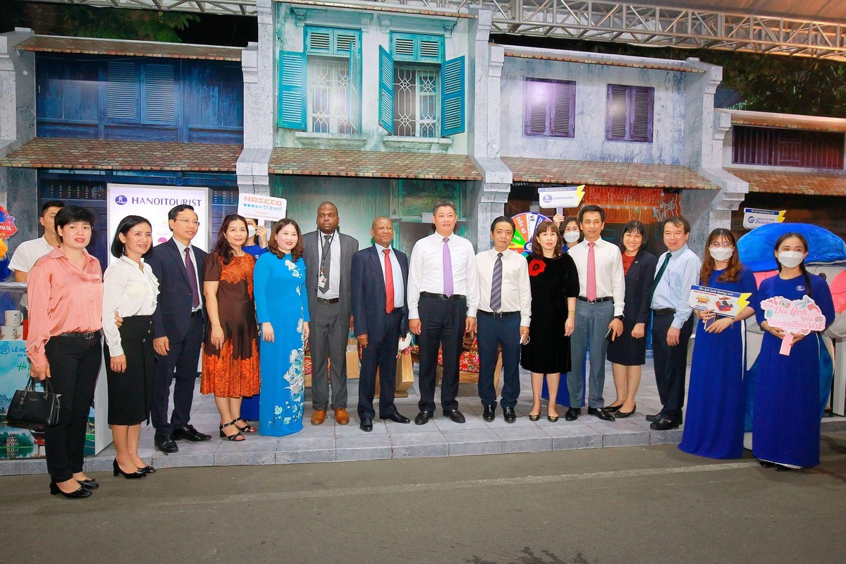 Các đại biểu vá khách mời chụp ảnh lưu niệm. Các đại biểu vá khách mời chụp ảnh lưu niệm.