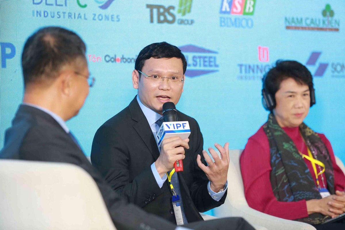 Ông Nguyễn Chí Toàn, Giám đốc Marketing VSIP, Phó tổng giám đốc VSIP Bình Định trao đổi tại Diễn đàn. Ông Nguyễn Chí Toàn, Giám đốc Marketing VSIP, Phó tổng giám đốc VSIP Bình Định trao đổi tại Diễn đàn.