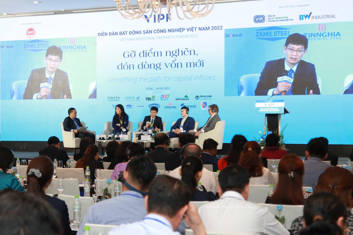 Ông Trần Quốc Trung, Phó Vụ trưởng Vụ Quản lý các khu kinh tế (Bộ Kế hoạch và Đầu tư) trao đổi tại phiên 1 có nội dung về gở điểm nghẽn và đón dòng vốn mới. Ông Trần Quốc Trung, Phó Vụ trưởng Vụ Quản lý các khu kinh tế (Bộ Kế hoạch và Đầu tư) trao đổi tại phiên 1 có nội dung về gở điểm nghẽn và đón dòng vốn mới.