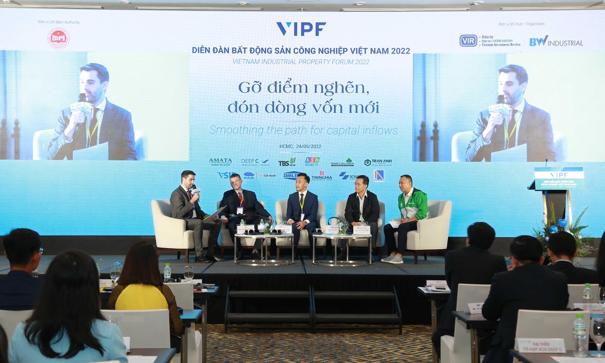 Ông John Campbell, Giám đốc Bộ phận tư vấn dịch vụ BĐS công nghiệp Savills Việt Nam điều phối trong phiên 2 về vận hành chuỗi cung ứng trong bối cảnh thị trường mới. Ông John Campbell, Giám đốc Bộ phận tư vấn dịch vụ BĐS công nghiệp Savills Việt Nam điều phối trong phiên 2 về vận hành chuỗi cung ứng trong bối cảnh thị trường mới.