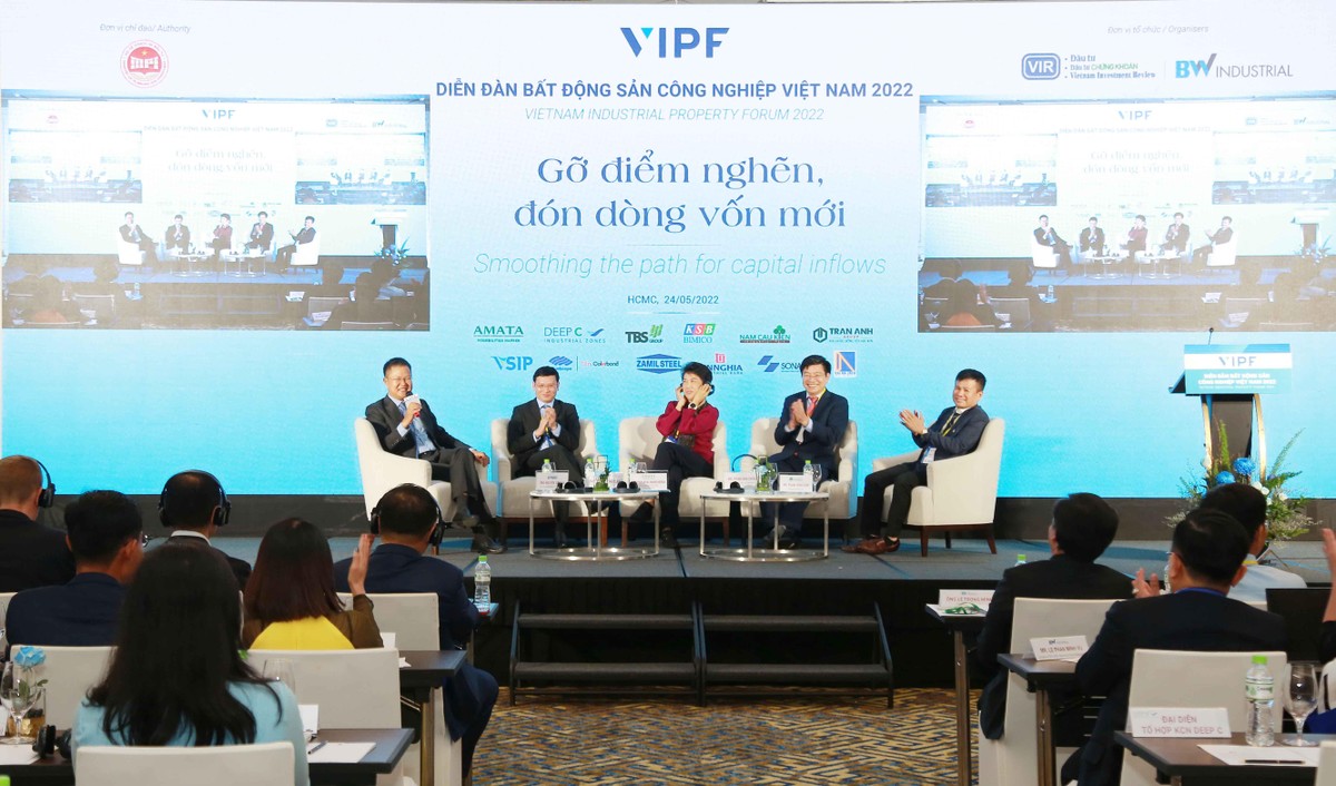 Ông Nguyễn Công Ái, Phó tổng giám đốc KPMG Việt Nam điều phối thảo luận phiên 3 có nội dung Kiến tạo hệ sinh thái khu công nghiệp. Ông Nguyễn Công Ái, Phó tổng giám đốc KPMG Việt Nam điều phối thảo luận phiên 3 có nội dung Kiến tạo hệ sinh thái khu công nghiệp.