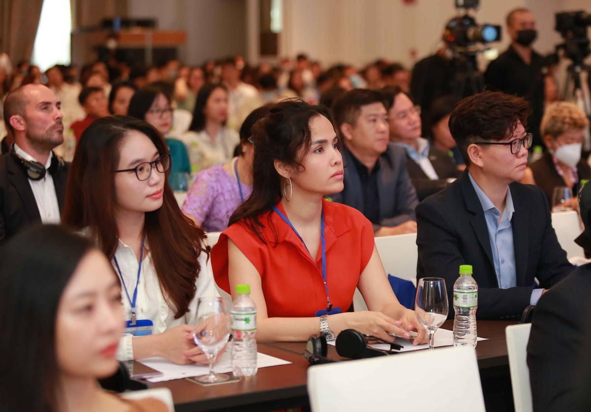 Diễn đàn thu hút sự tham dự của hàng trăm khách là đại diện của các doanh nghiệp trong và ngoài nước. Diễn đàn thu hút sự tham dự của hàng trăm khách là đại diện của các doanh nghiệp trong và ngoài nước.