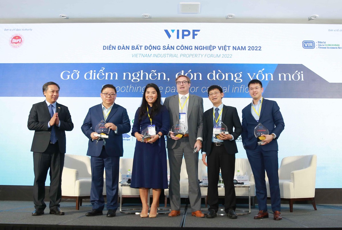 Ban tổ chức trao kỷ niệm chương tới các diễn giả và điều phối tại Diễn đàn Ban tổ chức trao kỷ niệm chương tới các diễn giả và điều phối tại Diễn đàn