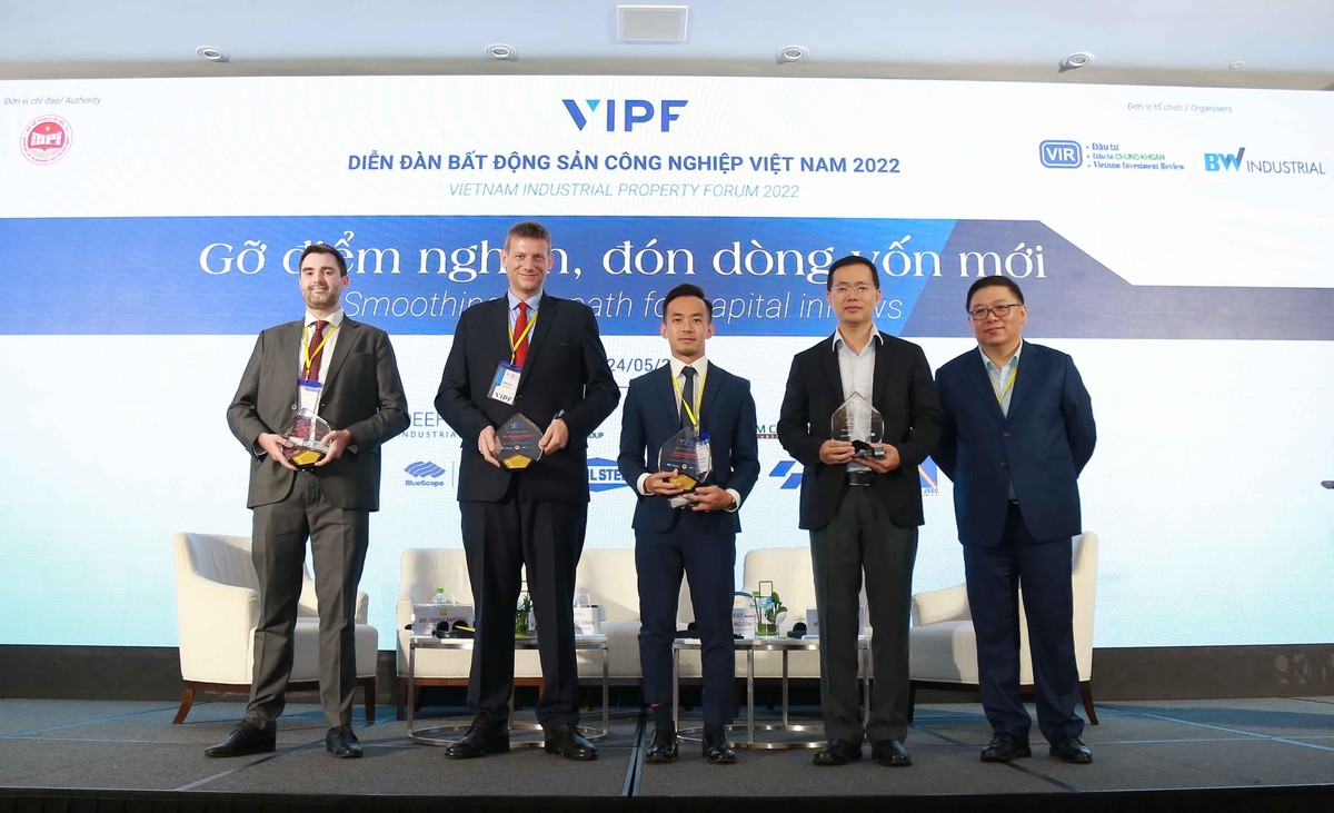 Ban tổ chức trao kỷ niệm chương tới các diễn giả và điều phối phiên 1 tại diễn đàn Ban tổ chức trao kỷ niệm chương tới các diễn giả và điều phối phiên 1 tại diễn đàn