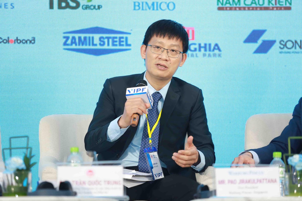 Ông Trần Quốc Trung, Phó Vụ trưởng Vụ Quản lý các khu kinh tế Bộ Kế hoạch và Đầu tư trao đổi trong phiên thảo luận thứ nhất. Ông Trần Quốc Trung, Phó Vụ trưởng Vụ Quản lý các khu kinh tế Bộ Kế hoạch và Đầu tư trao đổi trong phiên thảo luận thứ nhất.