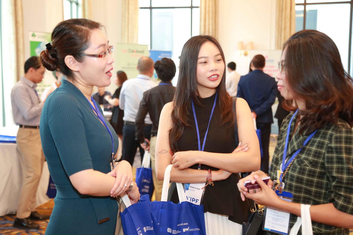 Khách tham dự trao đổi bên lề Diễn đàn. Khách tham dự trao đổi bên lề Diễn đàn.