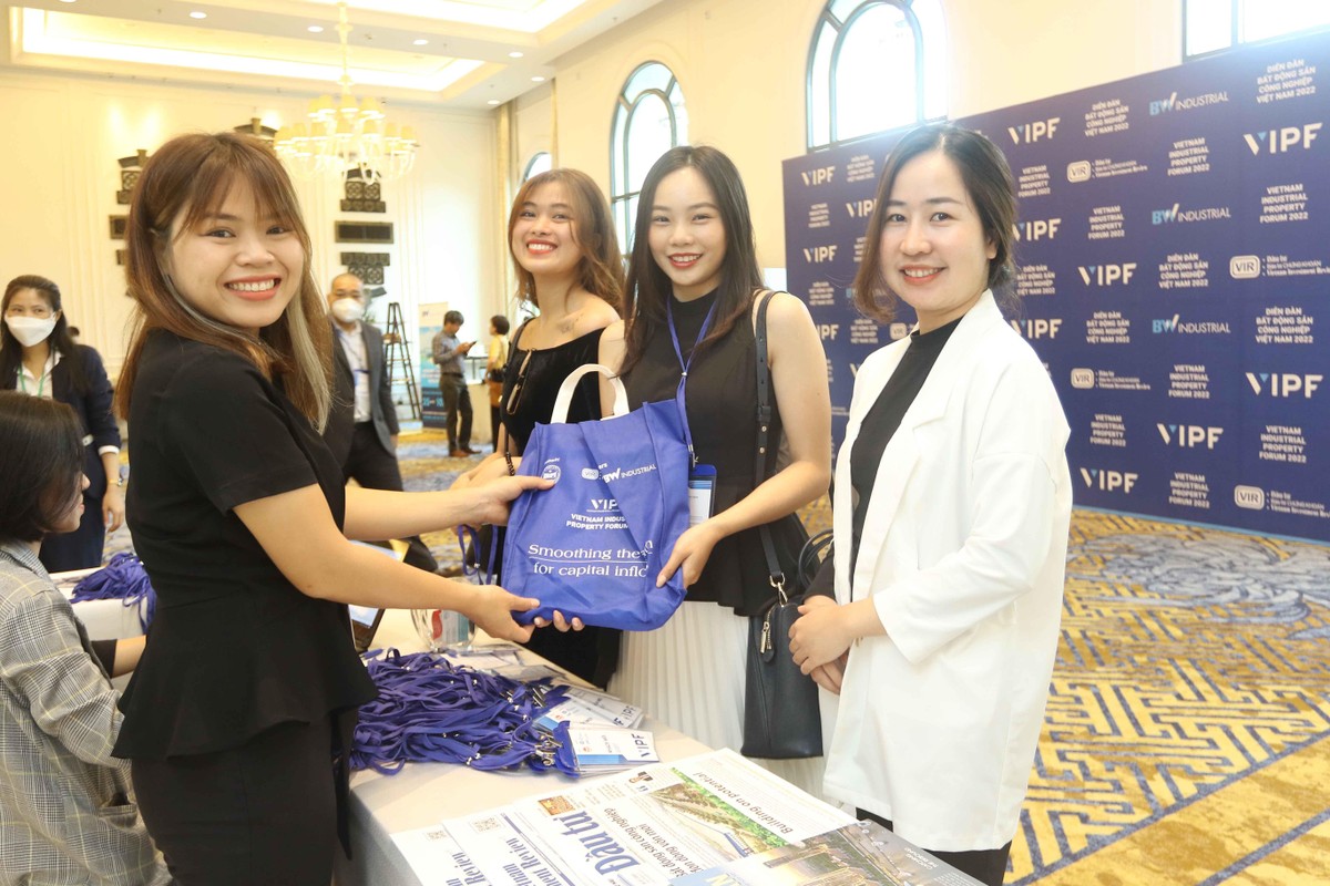 Nụ cười rạng rõ của các khách tới tham dự Diễn đàn. Nụ cười rạng rõ của các khách tới tham dự Diễn đàn.