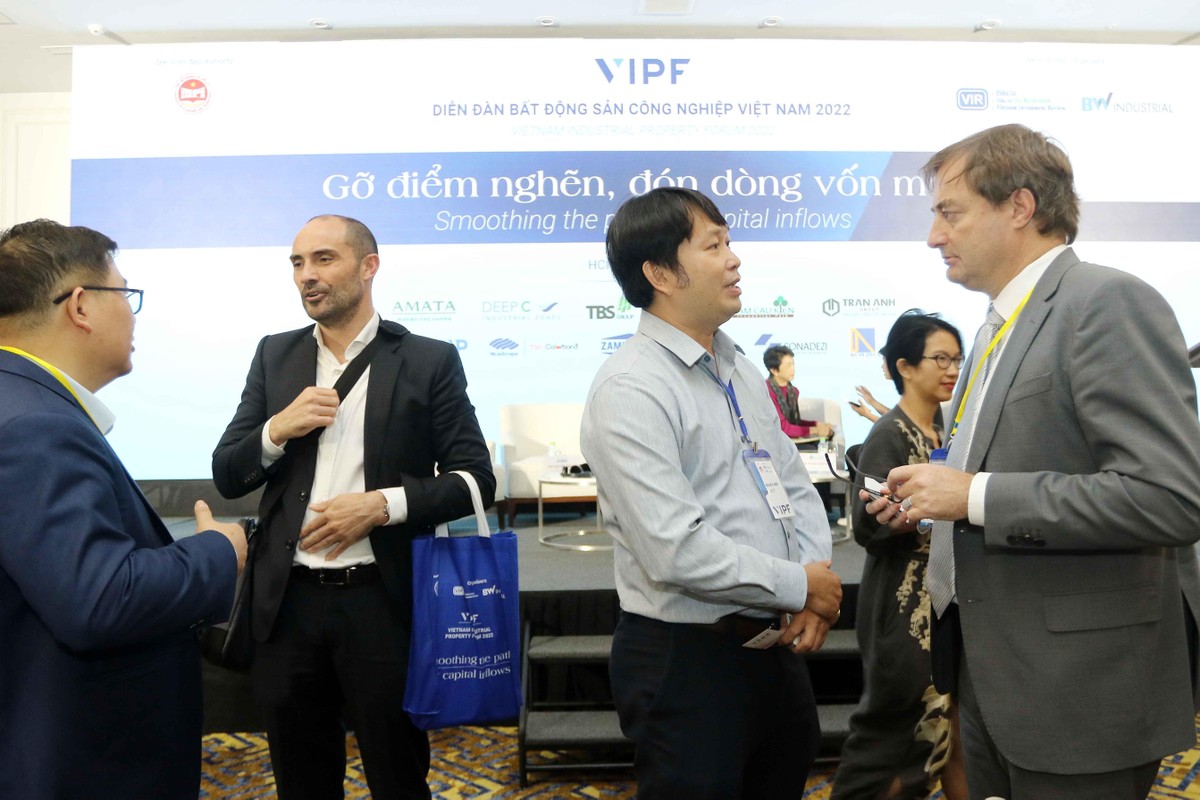 Các diễn giả, lãnh đạo doanh nghiệp, nhà đầu tư quan tâm tới lĩnh vực bất động sản công nghiệp, logistic trao đổi cuối Diễn đàn. Các diễn giả, lãnh đạo doanh nghiệp, nhà đầu tư quan tâm tới lĩnh vực bất động sản công nghiệp, logistic trao đổi cuối Diễn đàn.