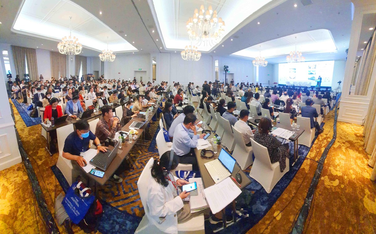 Toàn cảnh diễn đàn. Toàn cảnh diễn đàn.